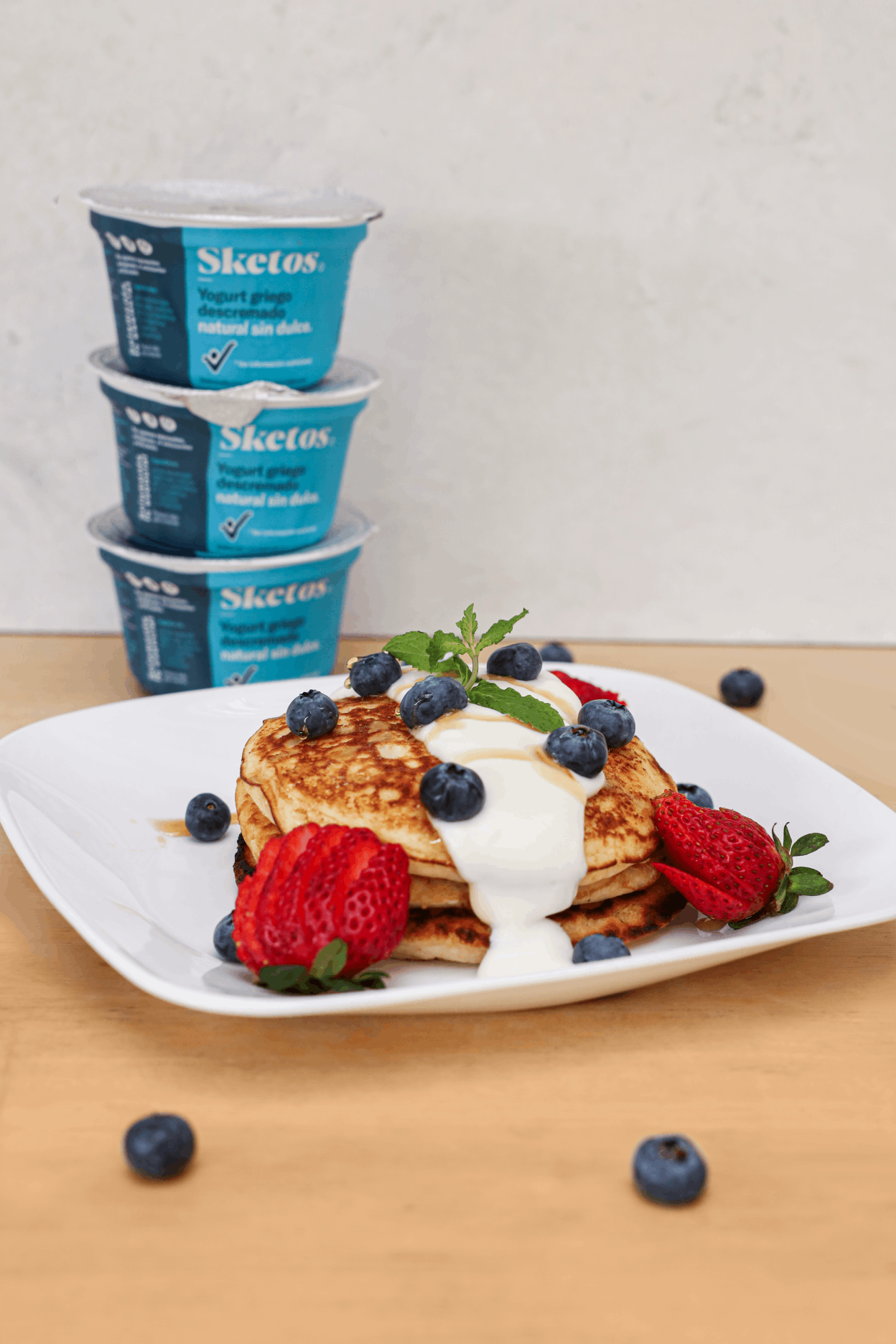 Pancake Paradise: Crea Tu Torre de Sabor con Yogurt Griego Natural