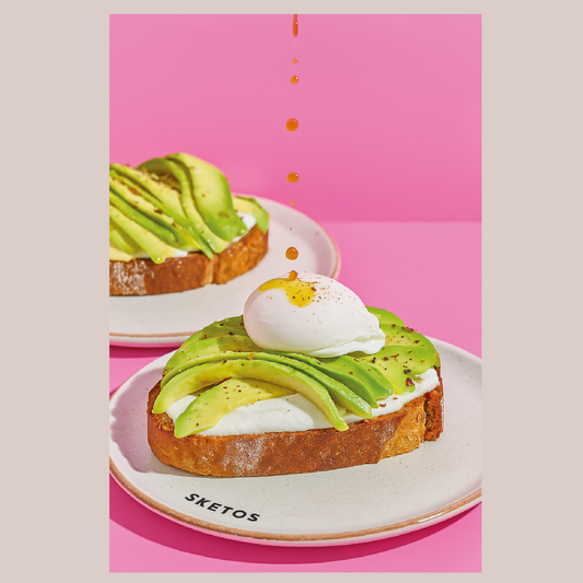 Tostadas de Yogurt Griego Natural Sketos con Aguacate y Huevo
